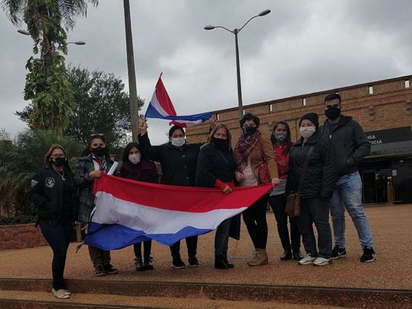 Madres de Emboscada se manifiestan frente a Fiscalía