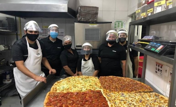 HOY / Por el Día de la Amistad, Sbarro regala enorme pizza con distancia
