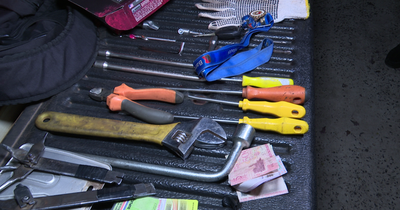 Agentes policiales detienen a dos presuntos robacoches