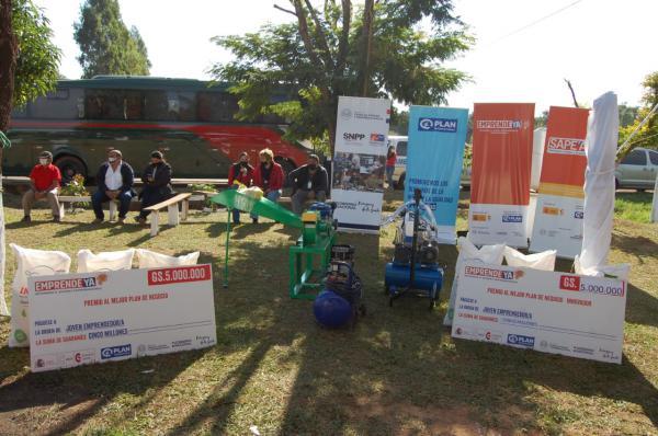 Entregan kits de herramientas y capital semilla a emprendedores de Caaguazú