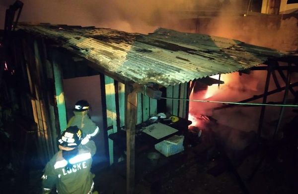 Incendio consumió un precario depósito - ABC en el Este - ABC Color