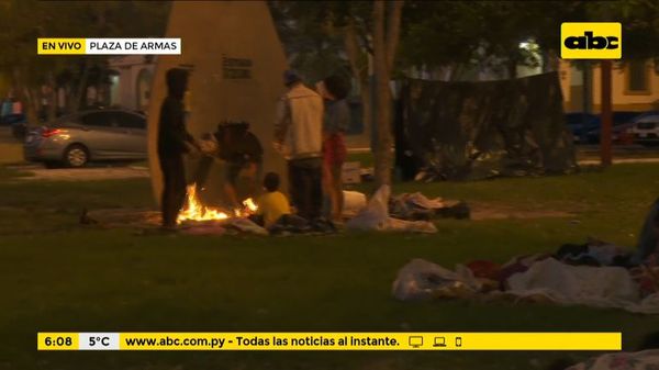 Indígenas en Plaza de Armas se exponen a bajas temperaturas - ABC Noticias - ABC Color