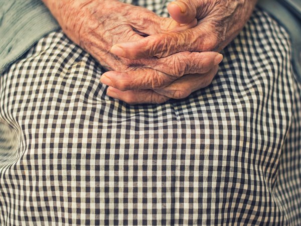 Sacan subsidio a humilde abuela: “Dicen que tengo una casa de dos pisos, pero hasta mi olla ya vendí”