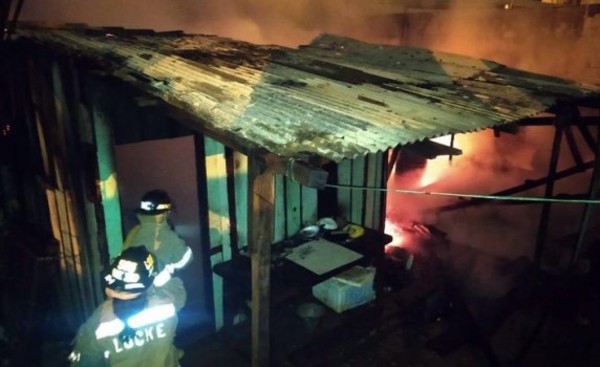 Incendio a raíz de un corto circuito consumió precario depósito