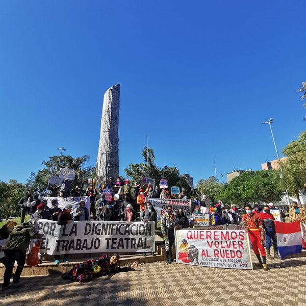 Artistas se manifiestan frente al Congreso Nacional exigiendo la aprobación del proyecto de ley de subsidio » Ñanduti
