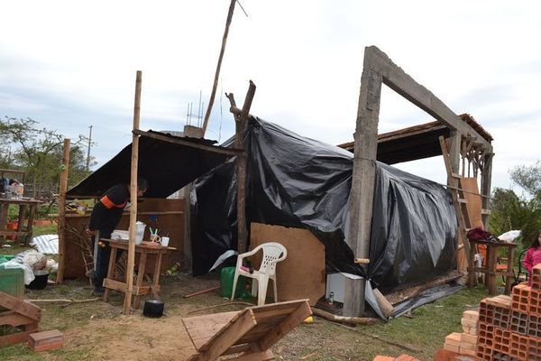 Madre de cinco niñas vive bajo carpas y pide ayuda para construir su casa - Digital Misiones