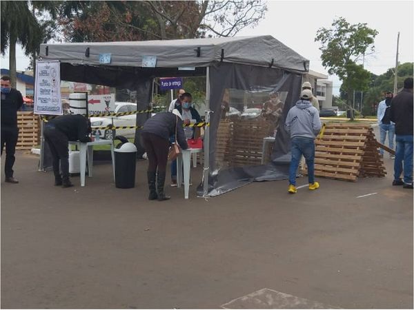 Docentes entregan tareas a través de toldos de delivery fronterizo