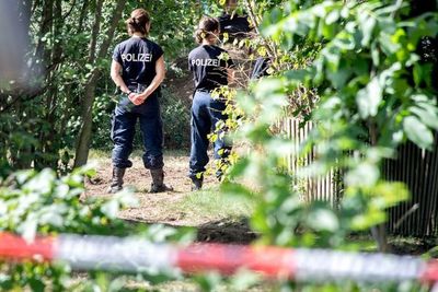 Policía alemana sigue excavando en jardín por caso “Maddie” - Mundo - ABC Color