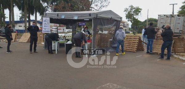 Docentes de Ponta Porã entregan tareas a través de toldos de delivery fronterizo