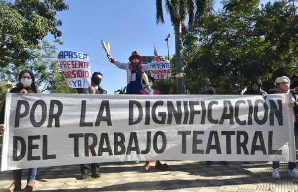 Se manifiestan para exigir aprobación de subsidio para artistas - Nacionales - ABC Color