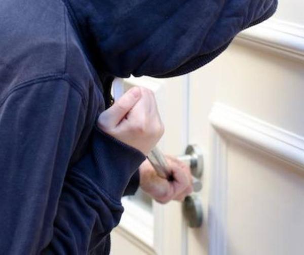 Graban a delincuentes que intentaron ingresar a un departamento