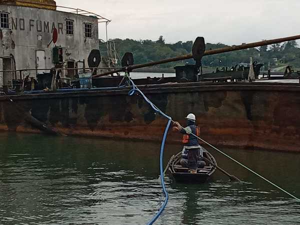 LA MITAD DE LA CARGA DE LÍQUIDO OLEOSO YA FUE EXTRAÍDA DE LA EMBARCACIÓN VARADA EN ITAPÚA