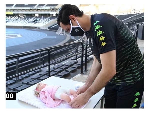 Se quitó los guantes para cambiar pañales
