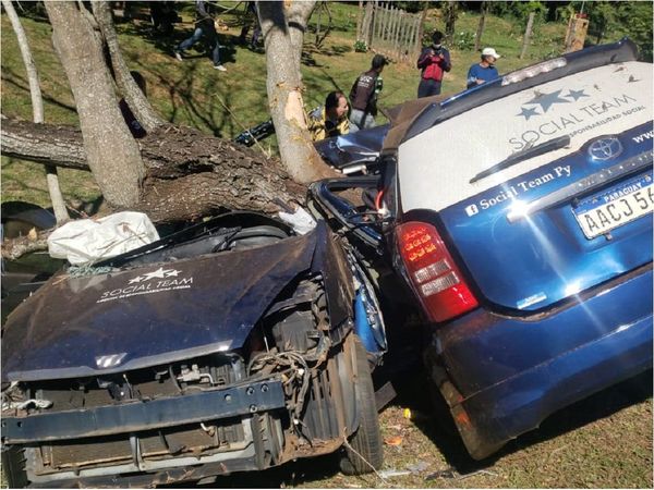 Un hombre muere tras quedar incrustado su vehículo en un árbol