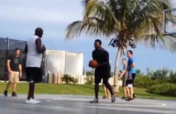 Michael Jordan se burla de unos adolescentes en un partido de baloncesto callejero - SNT
