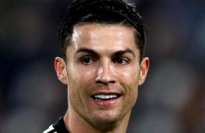 ¿No será mucho? Fans de Cristiano Ronaldo nadan hasta su yate para cantarle - SNT
