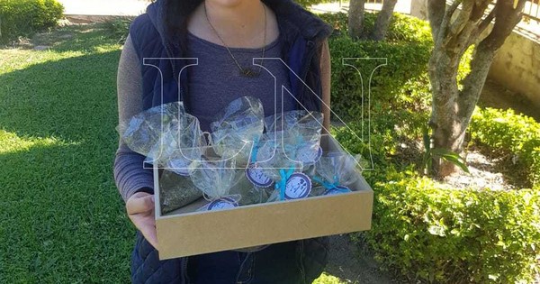Ejemplo de superación: Joven envasa y vende cocido quemado para costear sus estudios