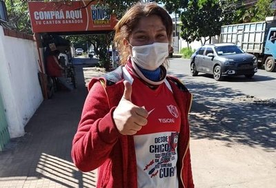 Limpiavidrios le pagó la gomería a una doña | Crónica