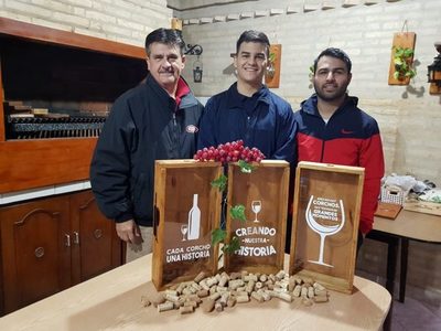 Familia crea cajas que guardan historias
