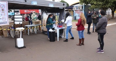 Por encima del alambrado, docentes brasileños entregan tareas a alumnos “brasiguayos”