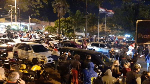 CDE: Masiva concurrencia en protesta contra retroceso de cuarentena - ABC en el Este - ABC Color