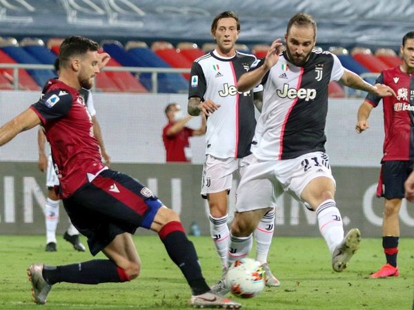 Roma clasifica a Europa League y Cagliari castiga distracción de Juventus