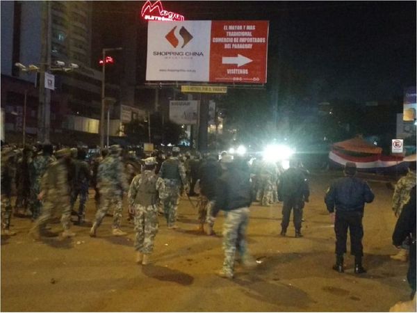 Policías y militares reprimen a manifestantes en protesta en Ciudad del Este