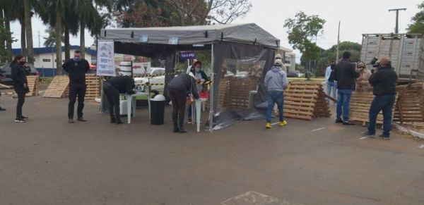 Docentes de Ponta Porã entregan tareas a través de toldos de delivery fronterizo en Pedro Juan Caballero