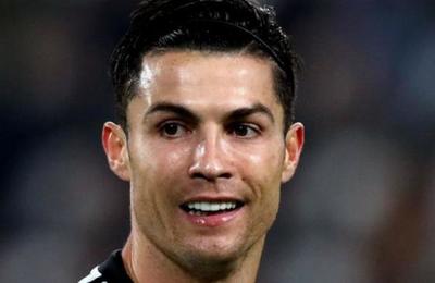 ¿No será mucho? Fans de Cristiano Ronaldo nadan hasta su yate para cantarle - C9N