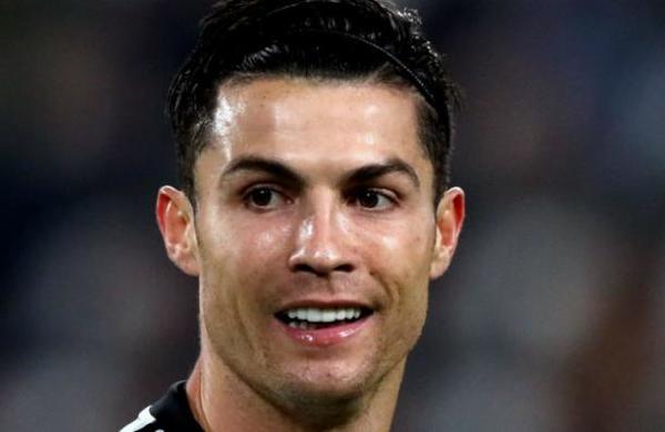 ¿No será mucho? Fans de Cristiano Ronaldo nadan hasta su yate para cantarle - C9N