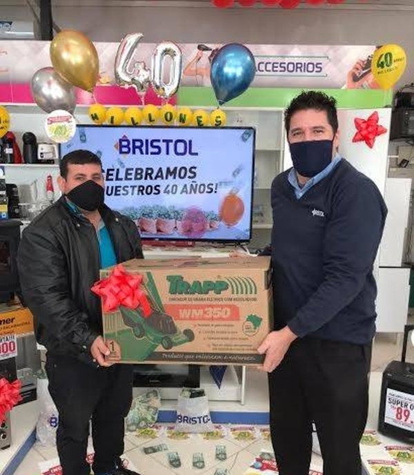 HOY / Puntofarma entregó más de 60 millones en precios para papá