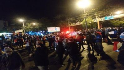 Incidentes, quemazón, saqueos, heridos y demorados tras protesta en CDE » Ñanduti