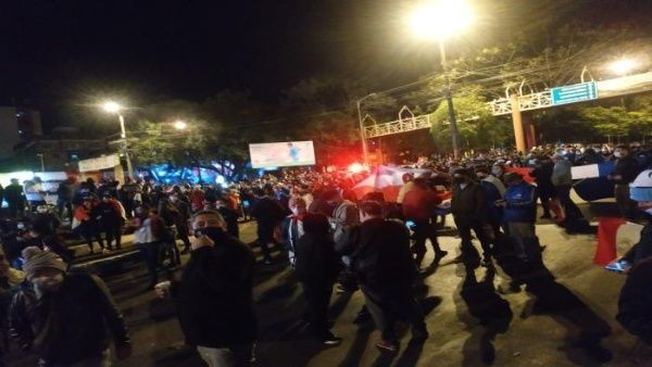 Incidentes, quemazón, saqueos, heridos y demorados tras protesta en CDE » Ñanduti
