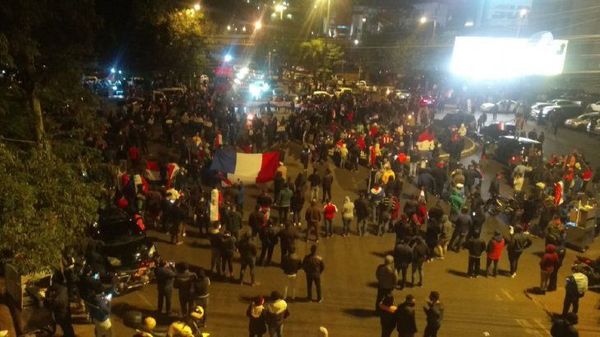 Detienen a 57 manifestantes tras disturbios en CDE | Noticias Paraguay