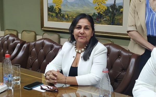 Senadora advirtió que al presidente Abdo que "se le va de las manos" su gobierno