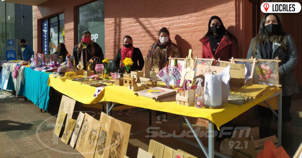 Emprendedores y artesanos realizan una feria frente al SNPP de Encarnación