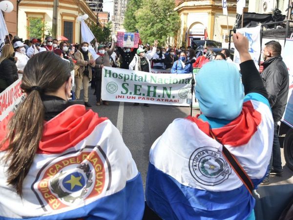 Enfermeros se movilizan en el microcentro de Asunción