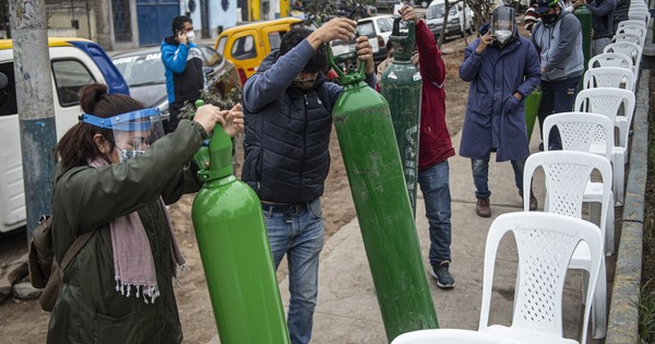 La escasez de oxígeno aumenta pesares de los peruanos en la pandemia