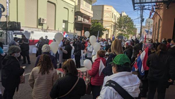 Trabajadores de la enfermería piden dignificar la profesión. Protestaron frente a Hacienda - ADN Paraguayo