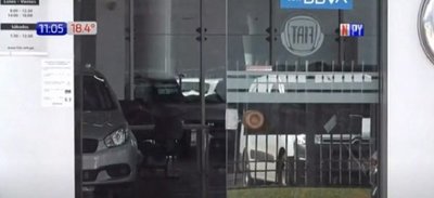 La chocaron, la tomaron de rehen y fueron a asaltar su empresa | Noticias Paraguay
