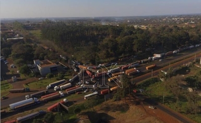 HOY / CDE: camioneros afectados tras protestas cierran la ruta internacional