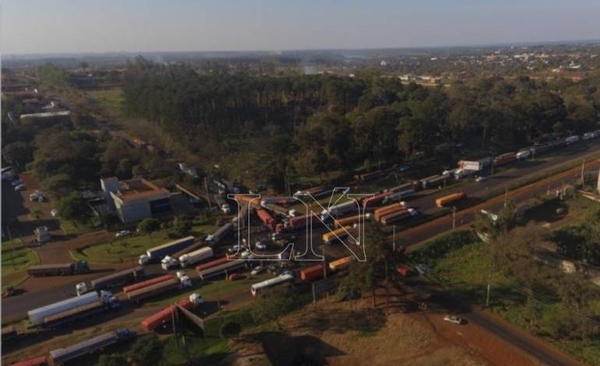 HOY / CDE: camioneros afectados tras protestas cierran la ruta internacional