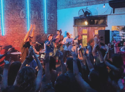 HOY / Kita Pena estrena "cantando" neuvo capítulo de su docuserie 'Solistas'