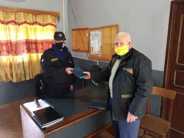 Celebró día del amigo regalando biblias - Nacionales - ABC Color