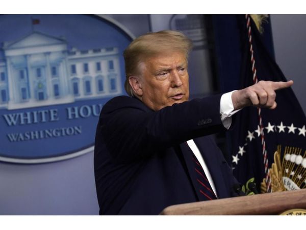 Trump insinúa un fraude y sugiere aplazar  elecciones