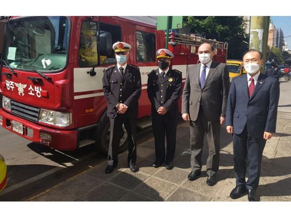 Embajada de Corea dona vehículos a bomberos del interior