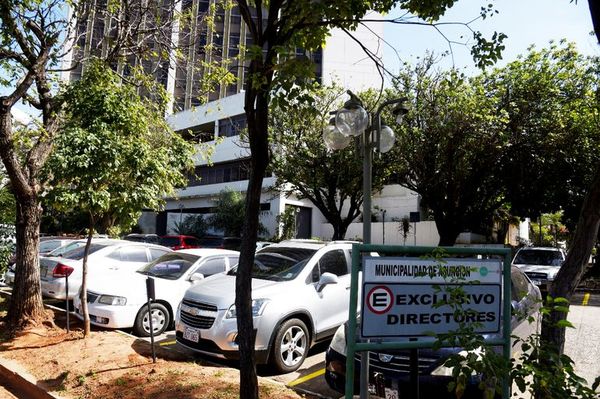 Funcionarios se adueñan de estacionamiento en Comuna - Nacionales - ABC Color