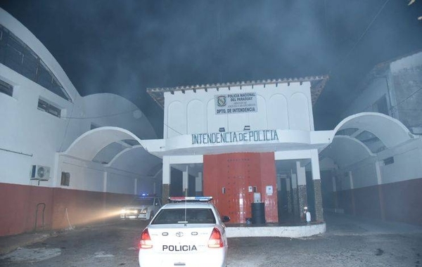 HOY / Incendio consume depósito de la Intendencia Policial