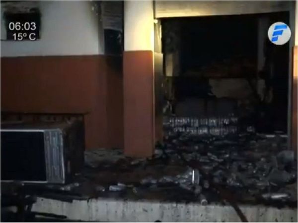 Un incendio afecta a depósito en Intendencia de la Policía