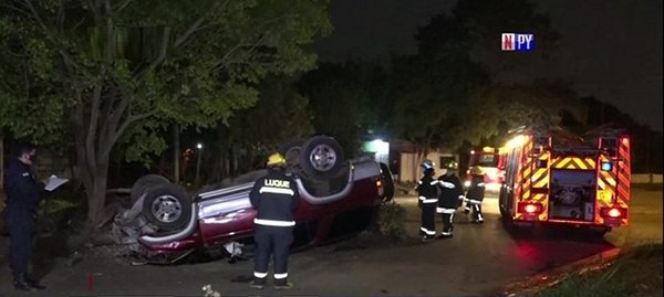 Conductor se salva de milagro tras chocar contra un árbol y volcar | Noticias Paraguay